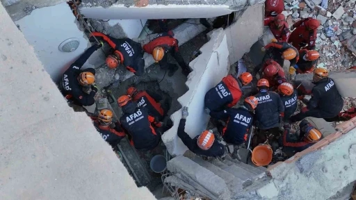 Gebze’de çöken binadaki kurtarma çalışmaları 11. saatinde havadan görüntülendi