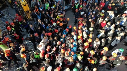 Gebze’de çöken binanın enkazından 1 kişi sağ çıkarıldı