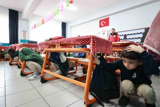 Gebze&rsquo;de ilkokul &ouml;ğrencilerine y&ouml;nelik deprem tatbikatı yapıldı
