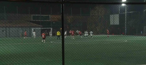 Geç saatlere kadar açık olan halı sahadaki aşırı gürültü mahalle halkının kabusu oldu
