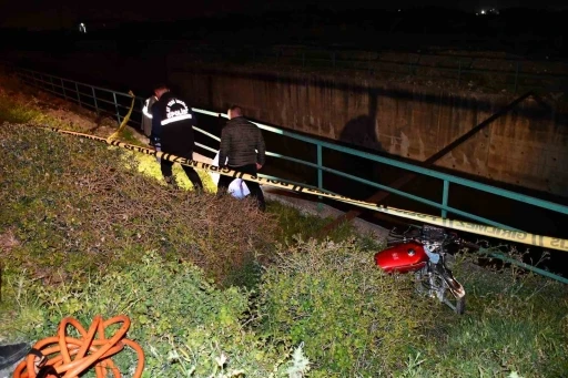 Gece karanlığında şarampole u&ccedil;an motosikletin 29 yaşındaki s&uuml;r&uuml;c&uuml;s&uuml; &ouml;ld&uuml;
