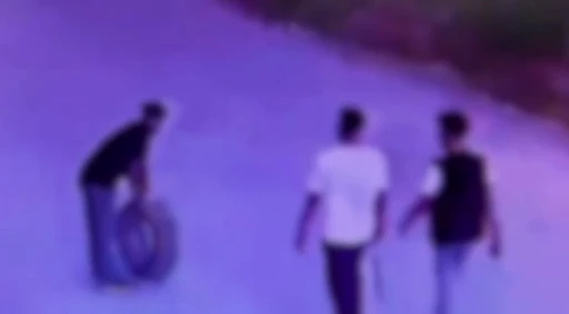 Gece yarısı aracın lastiği patlayınca başka aracın yedek lastiğini &ccedil;aldılar: O anlar kamerada
