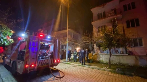 Gece yarısı evden alevler y&uuml;kseldi, mahalleli sokağa d&ouml;k&uuml;ld&uuml;
