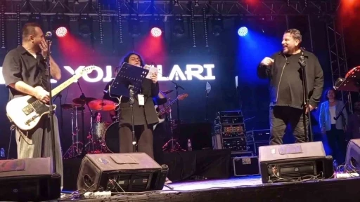Gece Yolcuları&rsquo;na sahnede s&uuml;rpriz: Diplomalarını yıllar sonra aldılar
