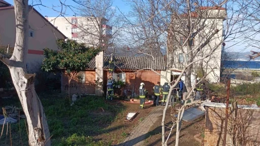 Gecekonduda &ccedil;ıkan yangın b&uuml;y&uuml;meden s&ouml;nd&uuml;r&uuml;ld&uuml;
