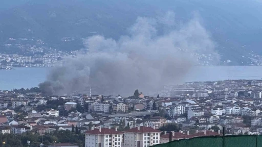 Gecekonduda &ccedil;ıkan yangın mahalleliyi sokağa d&ouml;kt&uuml;: Kundaklama ş&uuml;phesi araştırılıyor
