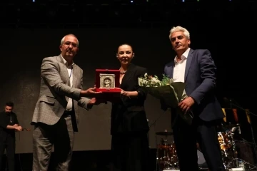 Geceye damgasını vuran Fatma Turgut sahne performansıyla büyüledi
