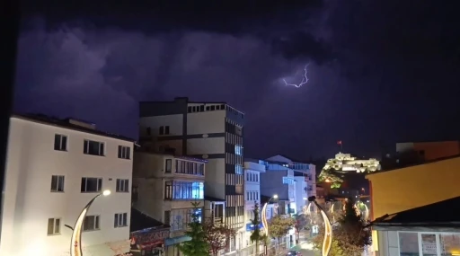 Geceyi g&uuml;nd&uuml;ze &ccedil;eviren şimşekler: Kars semalarında nefes kesen ışık g&ouml;sterisi
