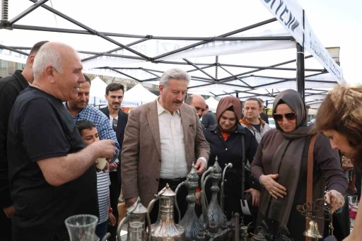 Geçmişin izlerini taşıyan antika eşyalar bu pazarda
