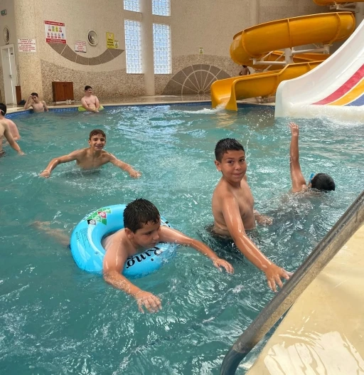 Gediz Belediyesi’nden öğrencilere aquapark sürprizi
