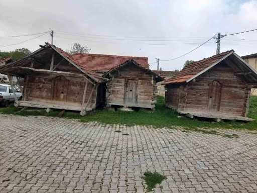 Gediz’de çivisiz ahşap ambarlar zamana direniyor
