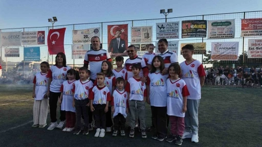 Gediz’de halı saha turnuvası, eski milli futbolcu Saffet Sancaklı’nın katıldığı finalle sona erdi
