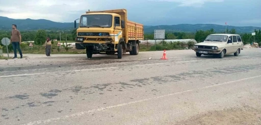 Gediz&rsquo;de otomobil ile kamyon &ccedil;arpıştı: 3 yaralı
