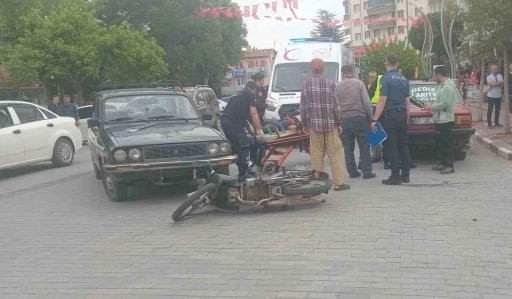 Gediz&rsquo;de otomobil ile motosiklet &ccedil;arpıştı, 2 kardeş yaralandı
