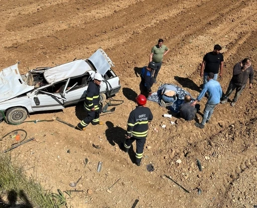 Gediz&rsquo;de otomobil tarlaya u&ccedil;tu, 2 yaralı
