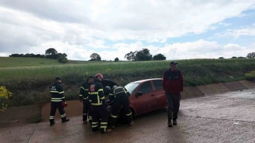 Gediz&rsquo;de otomobil yoldan &ccedil;ıktı: 4 yaralı
