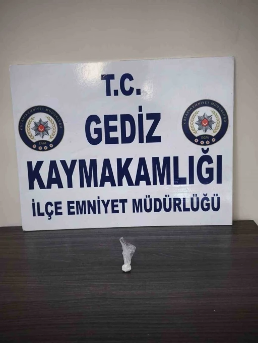 Gediz&rsquo;de polis uyuşturucuya ge&ccedil;it vermiyor
