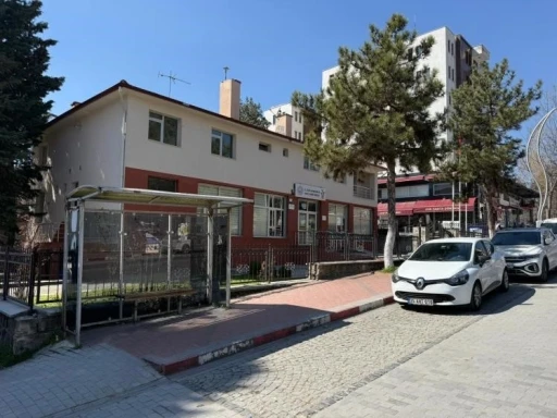 Gediz&rsquo;de şehrin kalbindeki bina belediyeye kazandırıldı
