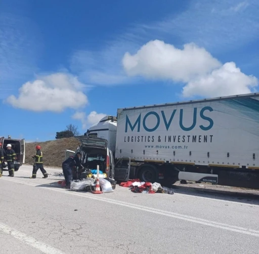 Gediz’de ticari araç ile tır çarpıştı: 1 ölü, 3 yaralı
