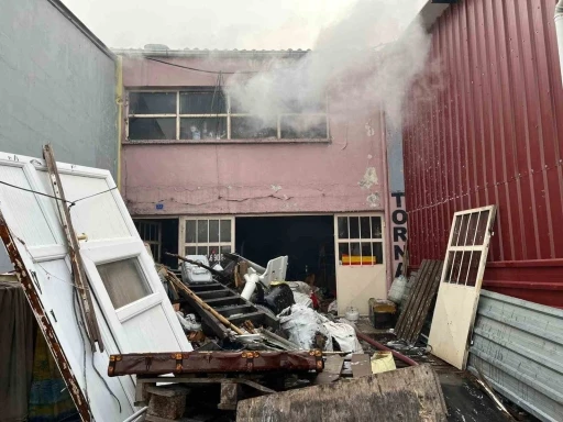 Gediz&rsquo;de torna at&ouml;lyesinda yangın
