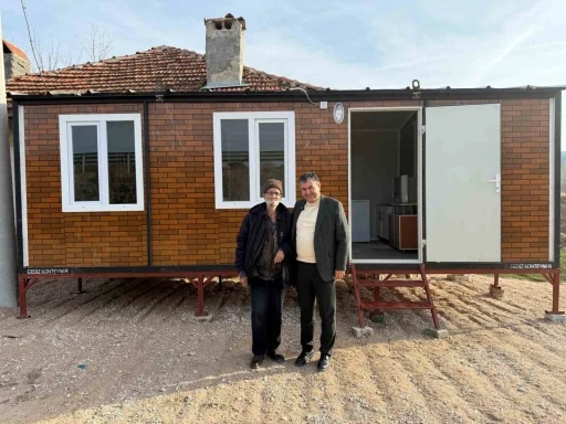 Gediz&rsquo;de yalnız yaşayan yaşlı adam i&ccedil;in yardım dayanışması
