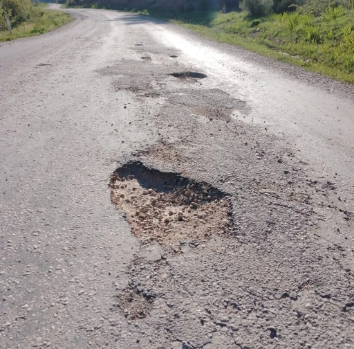Gediz Dereköy yolu sürücülere çile oldu

