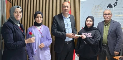 Gedizli &ouml;ğrencilerden şiddete karşı anlamlı tepki
