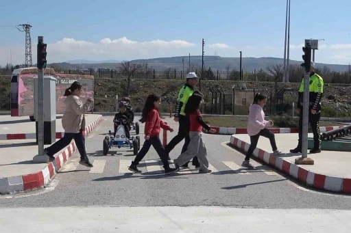 Geleceğin s&uuml;r&uuml;c&uuml;leri trafik kurallarını bu parkta &ouml;ğreniyor: Binlerce &ouml;ğrenci eğitim aldı
