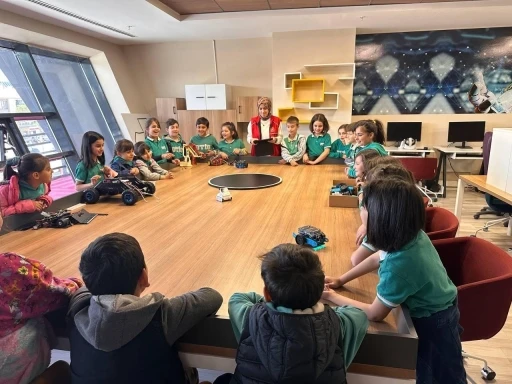 Geleceğin teknoloji liderleri 13 Şubat Gençlik Merkezi’nde yetişiyor
