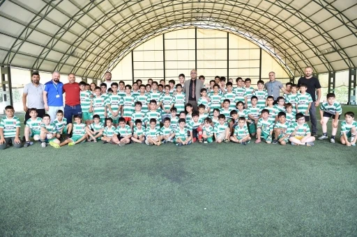 Geleceğin yıldızları Yeşilyurt Belediyesi futbol kursunda yetişiyor
