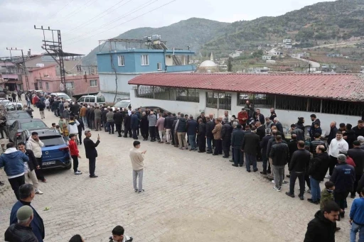 Geleneksel bayramlaşmada metrelerce kuyruk oluştu
