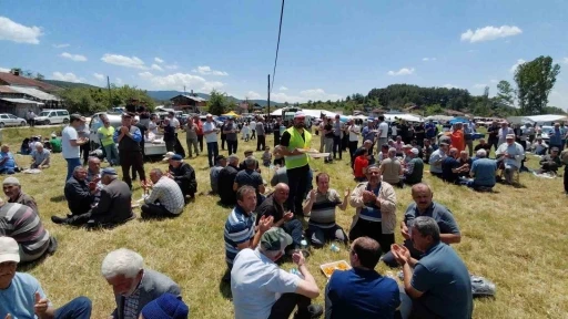 Geleneksel Hacet Bayramı&rsquo;nda yarım tondan fazla et dağıtıldı
