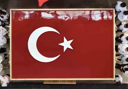 Geleneksel y&ouml;ntemlerle dev T&uuml;rk bayrağı yapıldı
