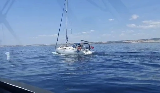 Gelibolu açıklarında rotası İtalya olan yelkenli teknede 51 kaçak göçmen ile 2 göçmen kaçakçısı şüphelisi yakalandı
