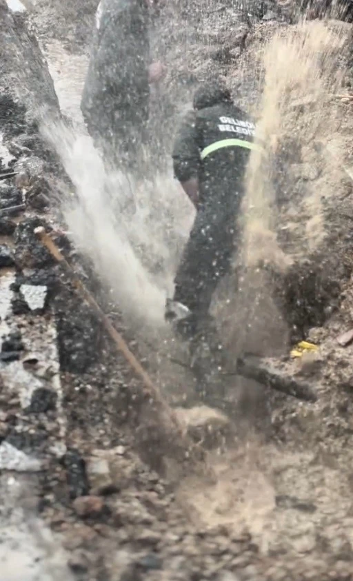 Gelibolu Belediyesinin &ccedil;alışmasında g&uuml;venlik &ouml;nlemi alınmadı, iş&ccedil;inin hayatı hi&ccedil;e sayıldı
