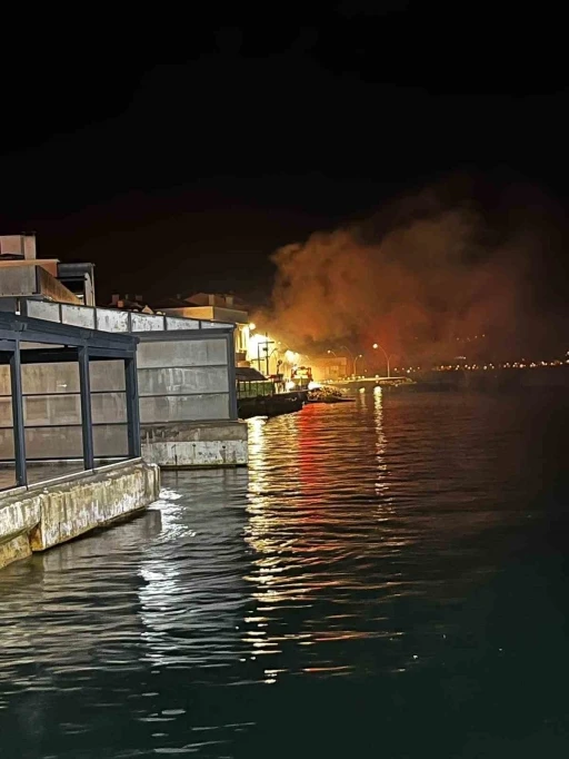 Gelibolu&rsquo;da korkutan yangın
