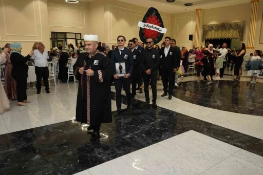 Gelin ve damada &quot;Acı kaybımız&quot; çelengi ile sürpriz

