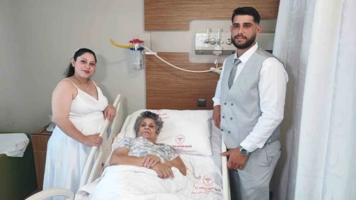 Gelin ve damattan anneyi ağlatan ziyaret
