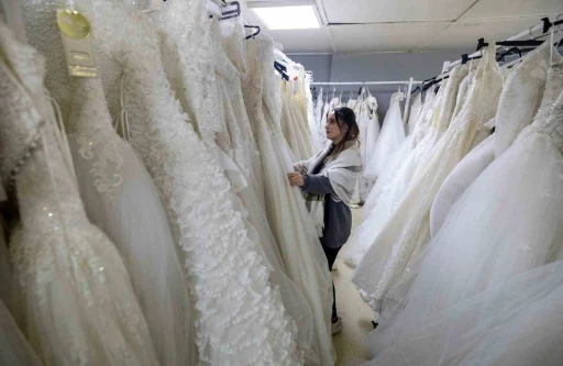 Gelinlik hayali İzmir&rsquo;de &uuml;cretsiz ger&ccedil;ek oluyor
