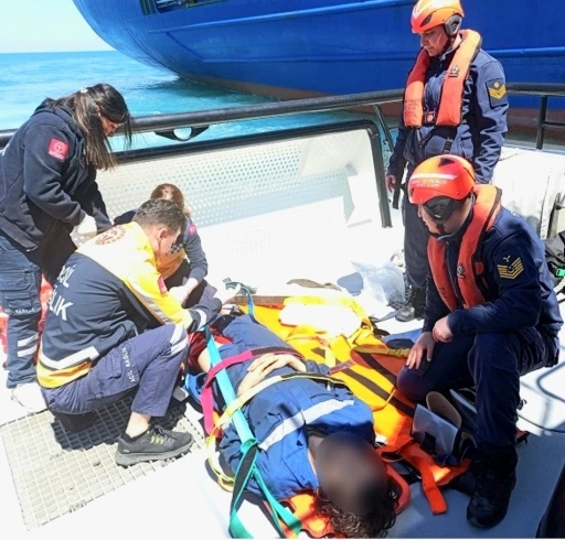Gemide yaralanan personelih yardımına sahil g&uuml;venlik yetişti
