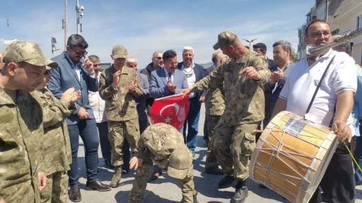 Gemlik’te başlayan askerlik Mudanya’da eğlenceyle sona erdi
