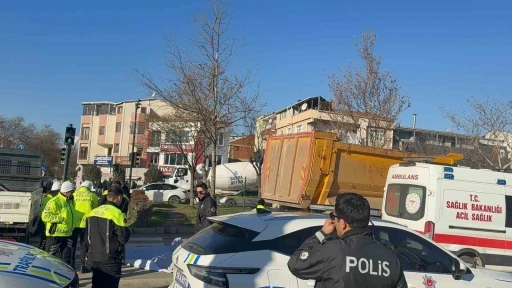 Gemlik&rsquo;te bisiklet s&uuml;r&uuml;c&uuml;s&uuml; kamyonun altında kalarak hayatını kaybetti
