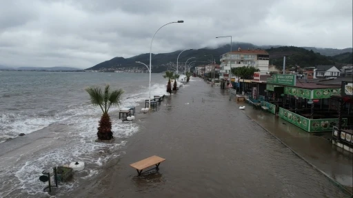 Gemlik&rsquo;te deniz taştı, sahil yolu sular altında kaldı...O anlar havadan g&ouml;r&uuml;nt&uuml;lendi
