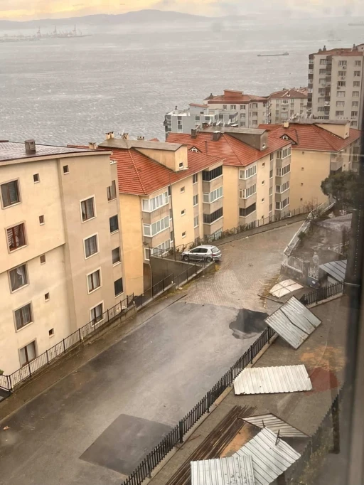 Gemlik&rsquo;te şiddetli lodos sebebiyle &ccedil;atılar bir bir u&ccedil;tu
