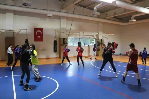 Gen&ccedil; boks&ouml;rler milli takımı hedefliyor

