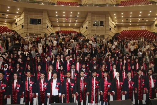 Gen&ccedil; eczacıların mezuniyet sevinci
