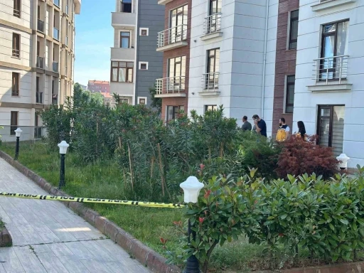 Genç kadın apartman önünde ölü bulundu
