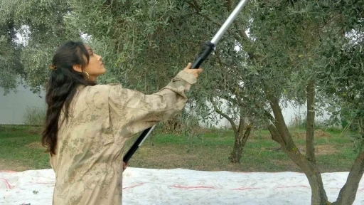 Genç kadın çiftçi huzuru toprakta buldu
