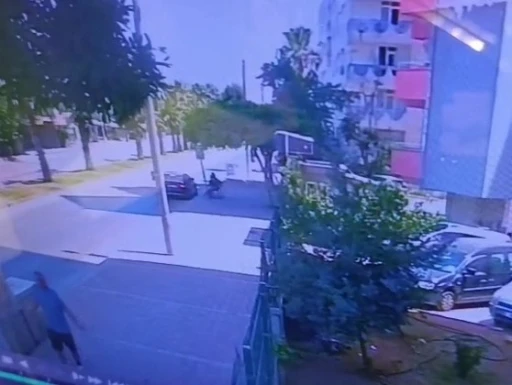 Gen&ccedil; kadını &ccedil;ocuğunun yanında hem d&ouml;vd&uuml;ler hem de videoya &ccedil;ektiler
