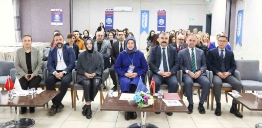 Genç kadınlar dijital dünyada güçleniyor
